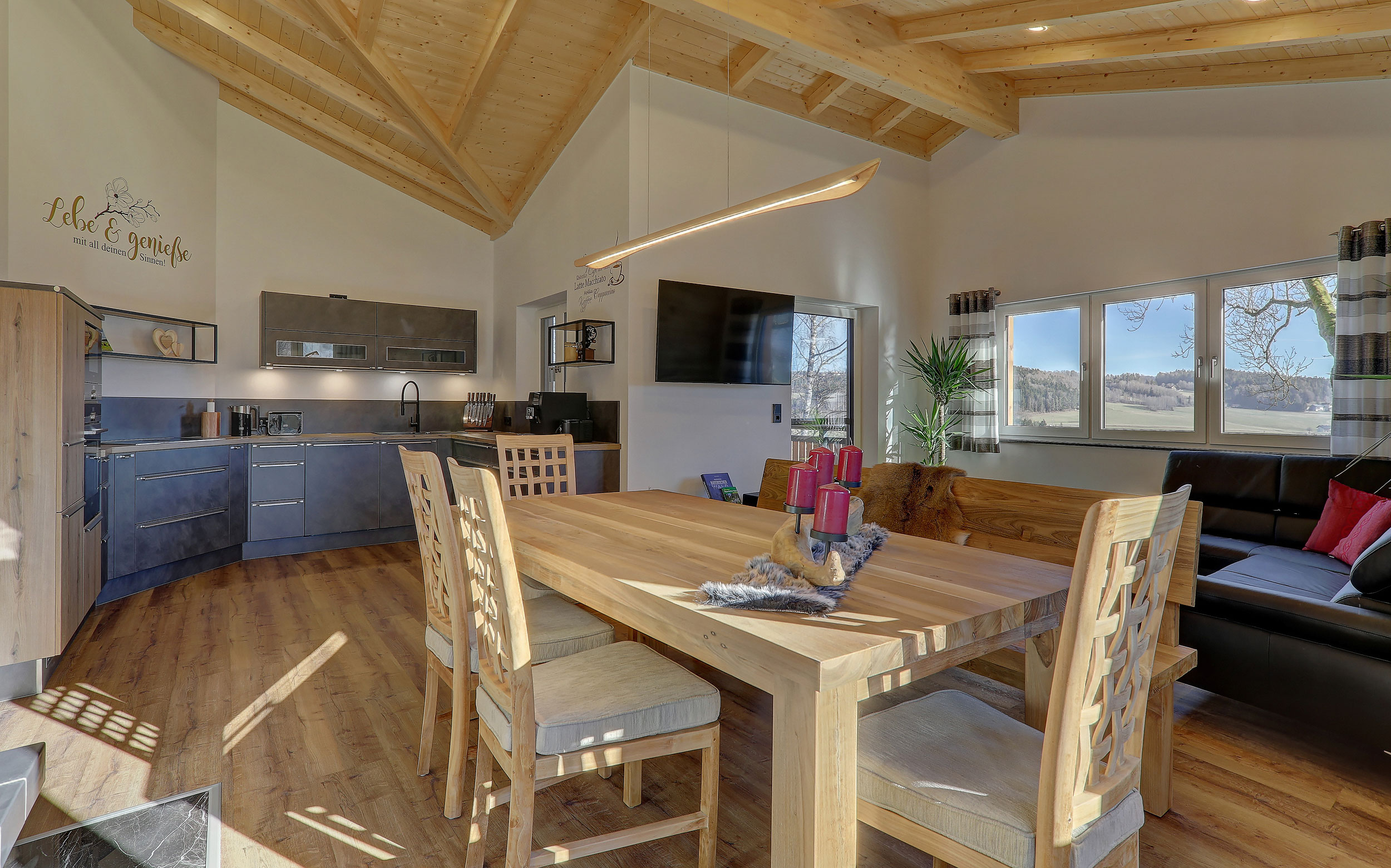 Offener Wohn-Essbereich im Chalet im Bayerischen Wald