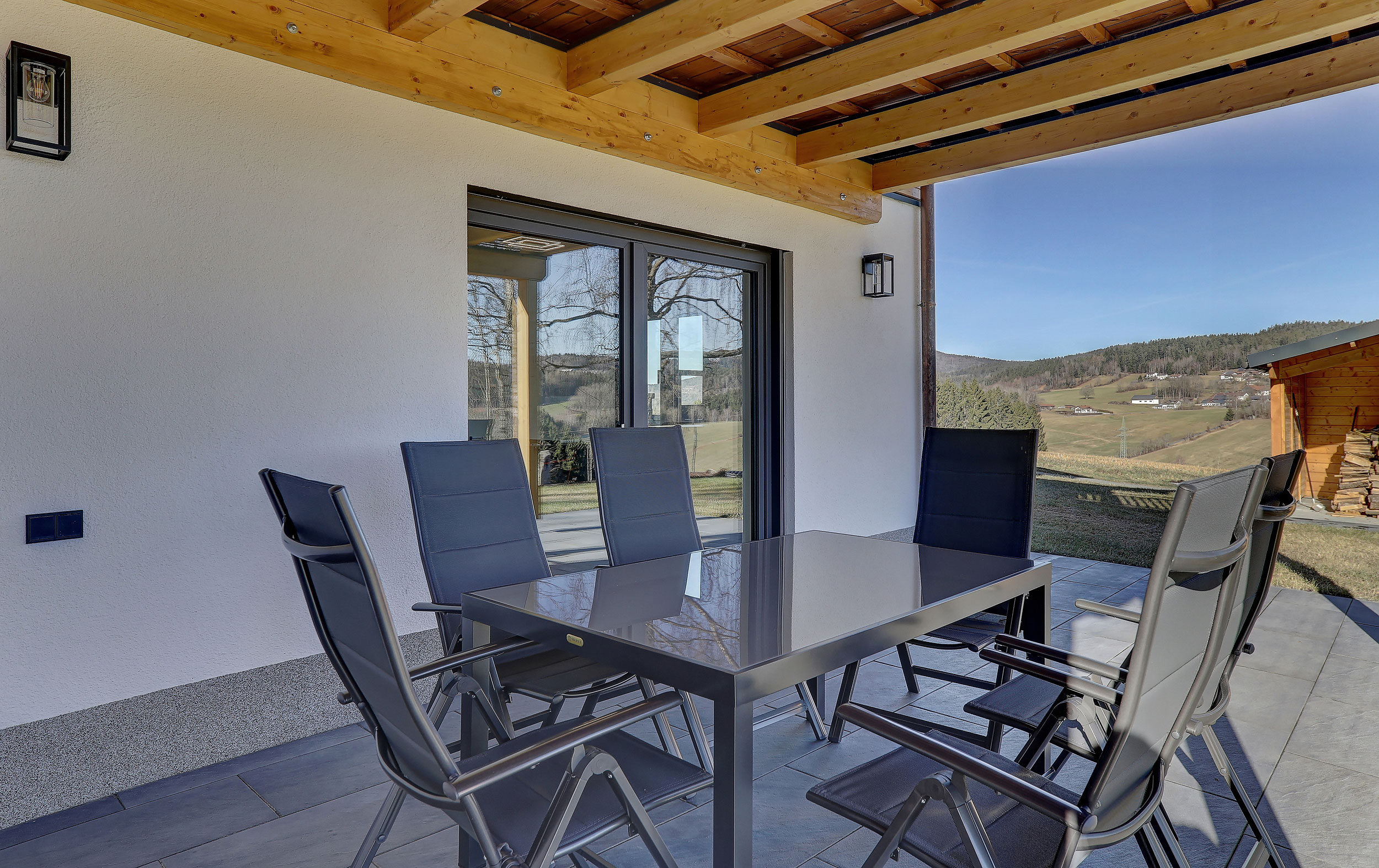 Chalet mit großer Terrasse und Blick in den Bayerischen Wald