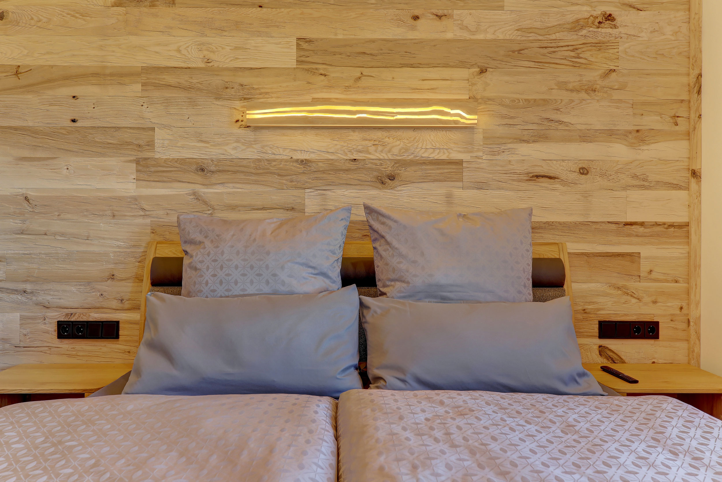 Gemütliche, modern eingerichtete Schlafzimmer im Chalet